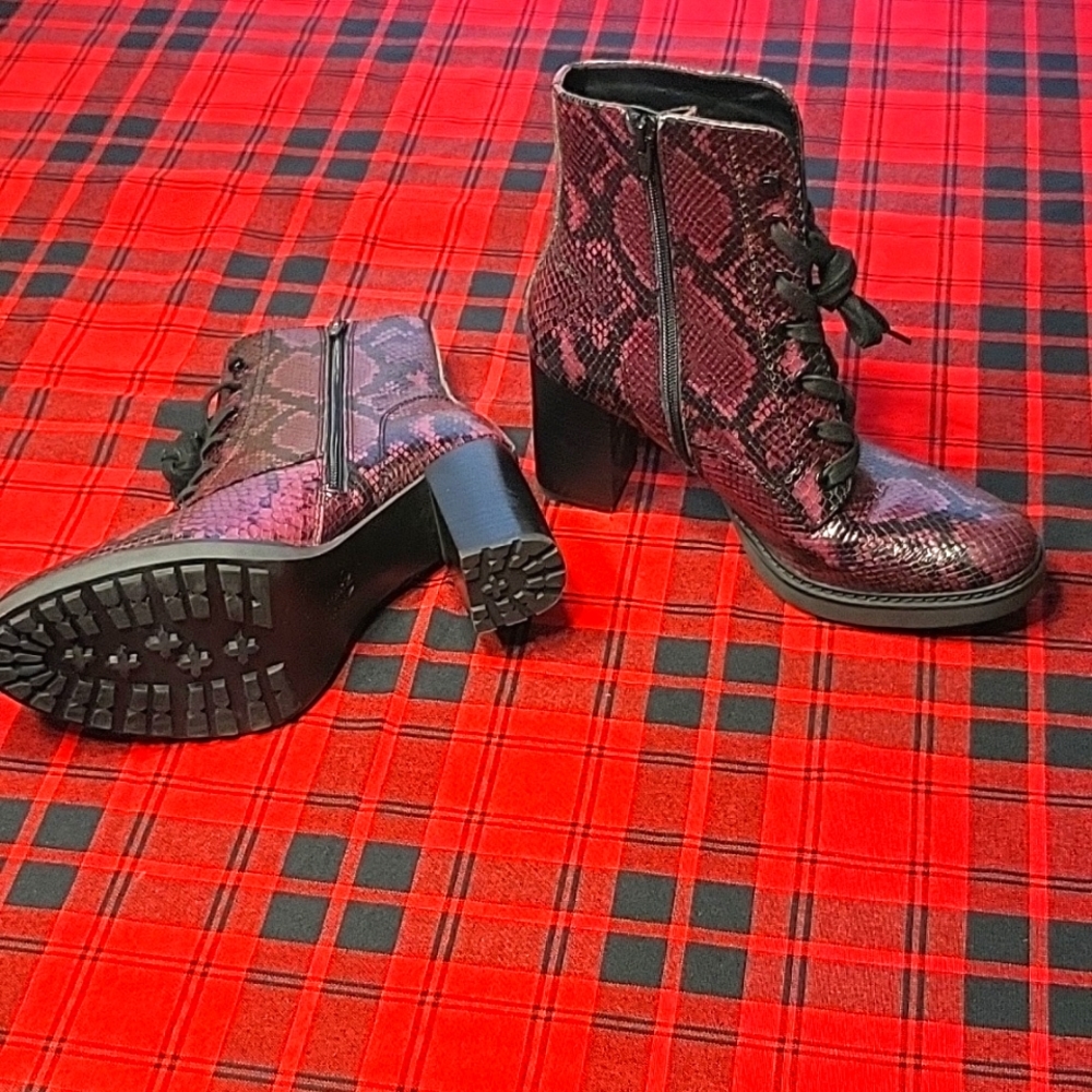 NWOT Naturalizer Callie Combat Leather Ankle Boots In Wine Snake Leather